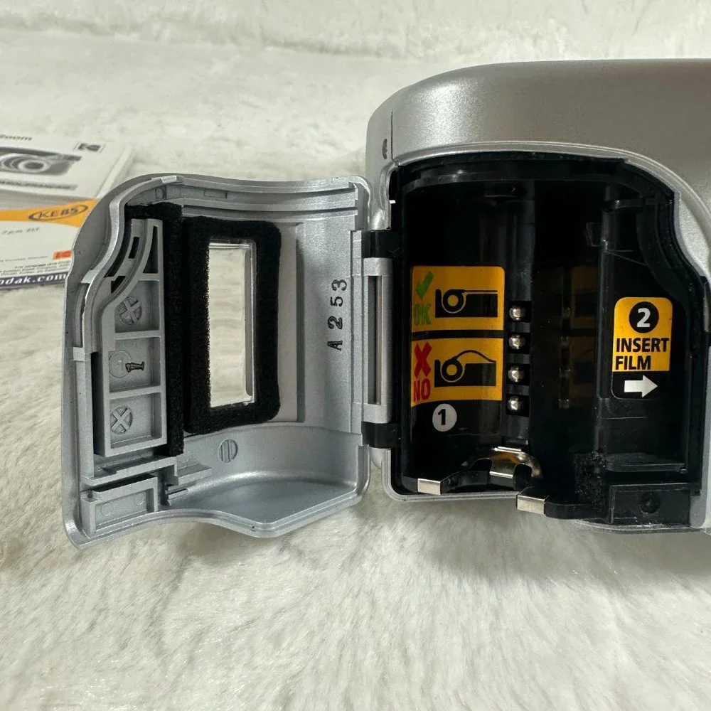 Vintage Kodak EasyLoad 35 KE85 Zoom Point And Shot 35mm Film Camera w/ manuals